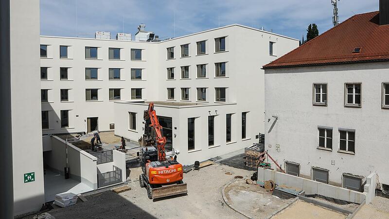 Die Arbeiten am neuen Postareal nehmen Gestalt an. Mitte Juli öffnet das neue Hotel.Forchheim & Fränkische Schweiz Die Arbeiten am neuen Postareal nehmen Gestalt an. Mitte Juli öffnet das neue Hotel.Forchheim & Fränkische Schweiz