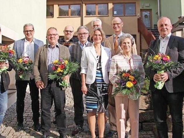 F&uuml;r jahrzehntelange Treue zeichnete die Firma Kneitz mehrere Mitarbeiter aus.