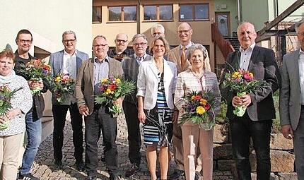Für jahrzehntelange Treue zeichnete die Firma Kneitz mehrere Mitarbeiter aus. Für jahrzehntelange Treue zeichnete die Firma Kneitz mehrere Mitarbeiter aus.