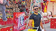 Zusteller Mamed Aga liefert seine Pakete auch am Schützenfest aus. Für seinen Job braucht er eine gute körperliche Verfassung.Jochen Hümmrich-Welt Zusteller Mamed Aga liefert seine Pakete auch am Schützenfest aus. Für seinen Job braucht er eine gute körperliche Verfassung.Jochen Hümmrich-Welt