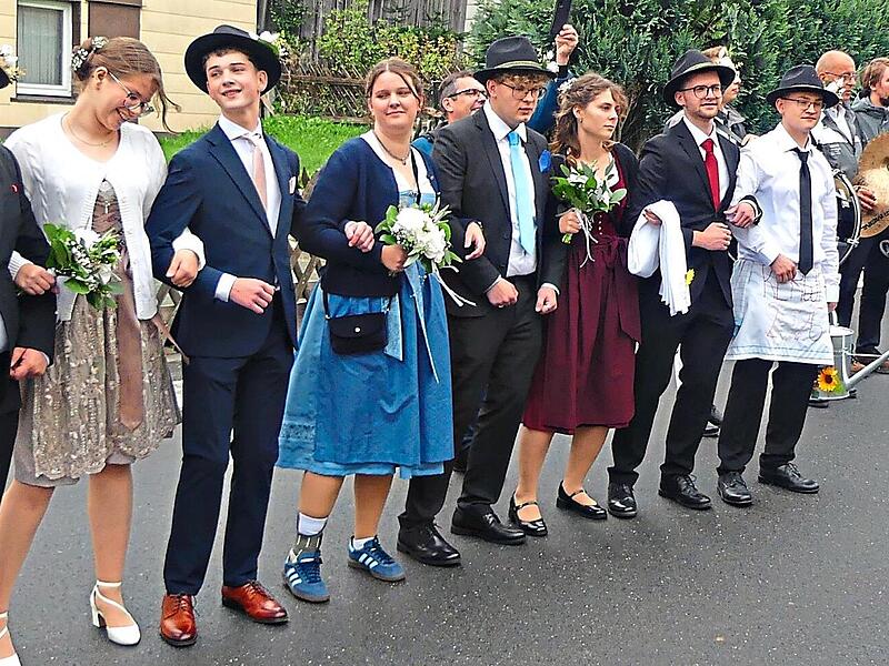 Am Sonntagnachmittag holten die &bdquo;Zecher&ldquo; nach und nach ihre Zechdamen zu Hause ab. Heike Sch&uuml;lein