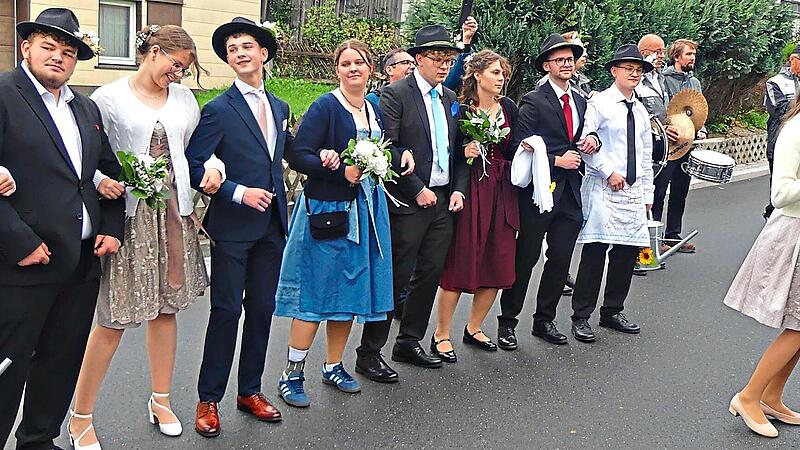 Am Sonntagnachmittag holten die „Zecher“ nach und nach ihre Zechdamen zu Hause ab. Heike Schülein Am Sonntagnachmittag holten die „Zecher“ nach und nach ihre Zechdamen zu Hause ab. Heike Schülein