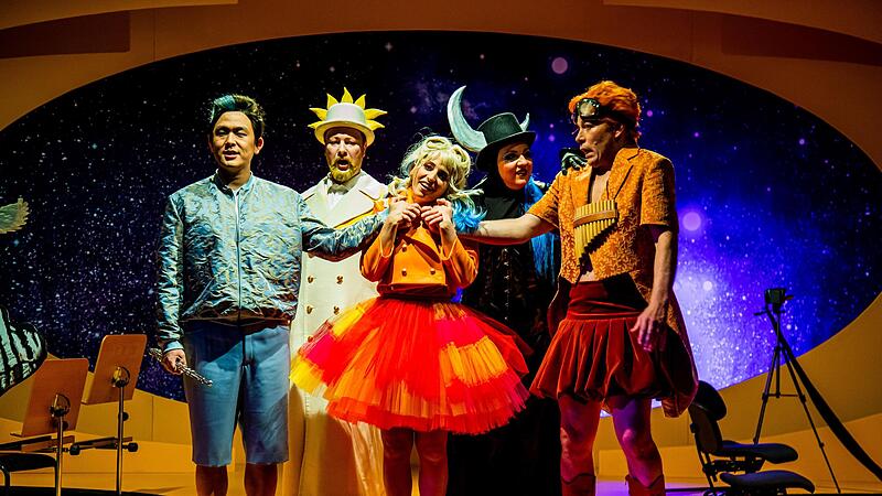 &bdquo;Die Zauberfl&ouml;te f&uuml;r Kinder und Erwachsene&ldquo;: Szene mit Jaeil Kim als Tamino, Bartosz Araszkiewicz als Sarastro, Francesca Paratore als Pamina, Joanna Stark als K&ouml;nigin der Nacht und Simon von Rensburg als Papageno (von links).