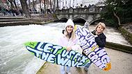 Demonstration gegen das Surfverbot an der Eisbachwelle
