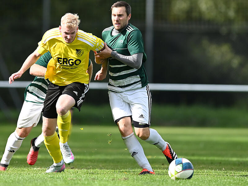 Johannes G&ouml;tz (li.) hier im vergangenen Jahr gegen den DJK-FC Schlaifhausen, ist schwer aufzuhalten. Am Wochenende traf er sechsfach.