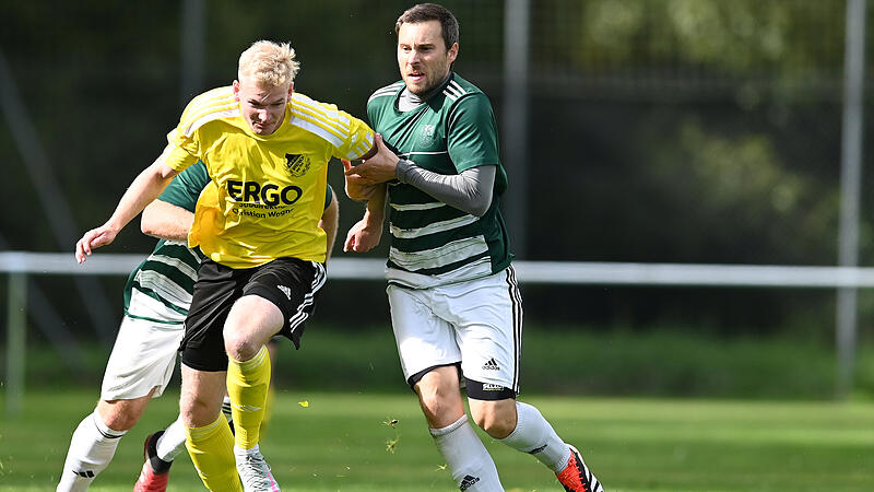Johannes Götz (li.) hier im vergangenen Jahr gegen den DJK-FC Schlaifhausen, ist schwer aufzuhalten. Am Wochenende traf er sechsfach. Johannes Götz (li.) hier im vergangenen Jahr gegen den DJK-FC Schlaifhausen, ist schwer aufzuhalten. Am Wochenende traf er sechsfach.