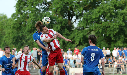 Oliver Ohland (vorne) und der SV Weichendorf fahren mit einem 4:0-Sieg gegen Kleukheim R&uuml;cken nach Pettstadt.