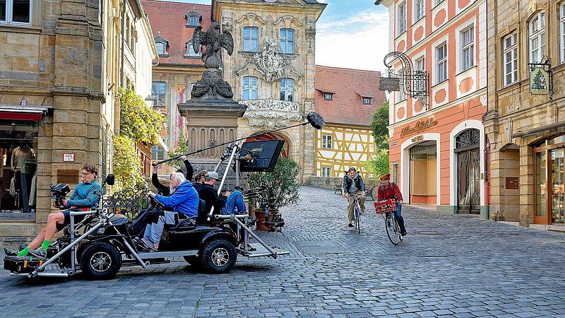 Sie sind zur&uuml;ck in Bamberg: Ida und Jo radeln &uuml;ber die Obere Br&uuml;cke. Die Dreharbeiten f&uuml;r Die Schule der magischen Tiere laufen.