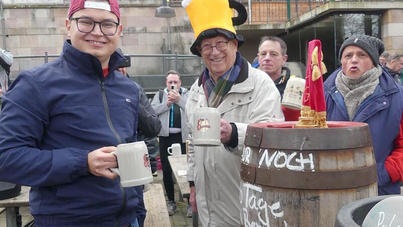 Ein Prostauf den Berch: Florian Gewalt (Brauerei Steinbach) mit seinem Gro&szlig;vater Dieter Gewalt