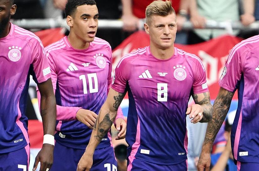 Die Nationalspieler Jamal Musiala und Toni Kroos tragen w&auml;hrend der EM-Partie das neue pinke Adidas-Trikot.