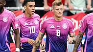 Die Nationalspieler Jamal Musiala und Toni Kroos tragen w&auml;hrend der EM-Partie das neue pinke Adidas-Trikot.