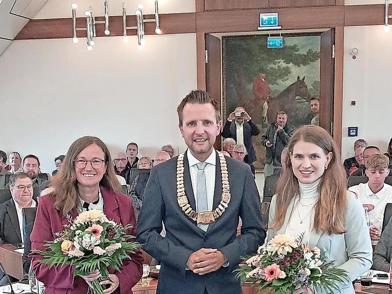 B&uuml;rgermeister Andreas H&uuml;gerich mit seinen beiden neugew&auml;hlten Stellvertreterinnen Christina Deuerling (rechts) und Monika Goller (links).