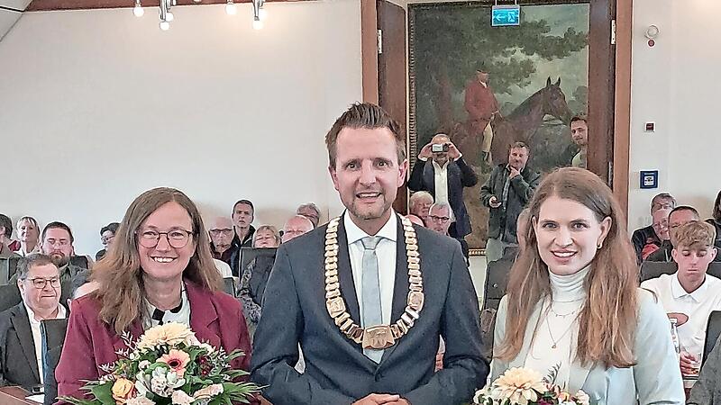 B&uuml;rgermeister Andreas H&uuml;gerich mit seinen beiden neugew&auml;hlten Stellvertreterinnen Christina Deuerling (rechts) und Monika Goller (links).