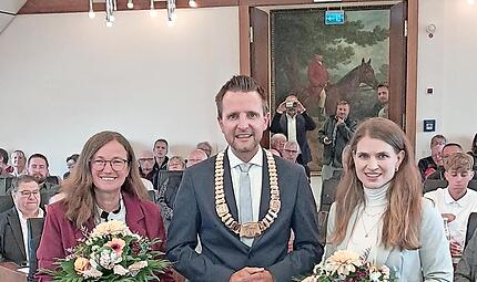 Bürgermeister Andreas Hügerich mit seinen beiden neugewählten Stellvertreterinnen Christina Deuerling (rechts) und Monika Goller (links). Bürgermeister Andreas Hügerich mit seinen beiden neugewählten Stellvertreterinnen Christina Deuerling (rechts) und Monika Goller (links).