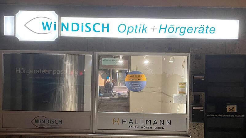 Aus dem Schriftzug &bdquo;Windisch&ldquo; sollte &bdquo;Optik Hallmann&ldquo; werden. Uwe Windisch durfte die Au&szlig;enwerbung beleuchten, der neue Besitzer darf das nicht.