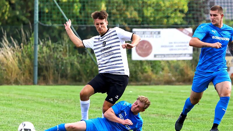 Im Hinspiel gegen Vorwärts Röslau waren der VfR Katschenreuth und Fabio Konrad (weißes Trikot) noch mit 5:2 obenauf. Diesmal drehten die Röslauer den Spieß um und setzten sich mit 4:1 durch. Im Hinspiel gegen Vorwärts Röslau waren der VfR Katschenreuth und Fabio Konrad (weißes Trikot) noch mit 5:2 obenauf. Diesmal drehten die Röslauer den Spieß um und setzten sich mit 4:1 durch.