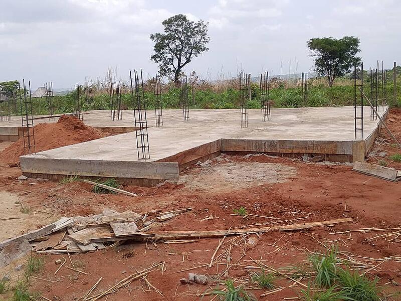 Das Fundament f&uuml;r den Kindergarten steht.