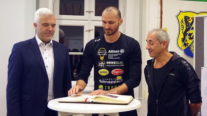 Der Karatekämpfer und Weltmeister Dorin Adam (Mitte) trug sich im Beisein seines Trainers Veysel Elkol (rechts) und von Bürgermeister Timo Ehrhardt (links) in das Goldene Buch der Stadt Ludwigsstadt ein.