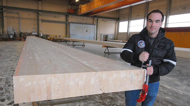 Firmenchef Holger Henfling mit dem Teil einer Dachkonstruktion. Bei Henfling wird weiter gearbeitet, Auftr&auml;ge sind da.