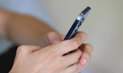 Es muss nicht immer das teuerste, neue Smartphone sein, auch Mittelklasse-Modelle k&ouml;nnen viel.