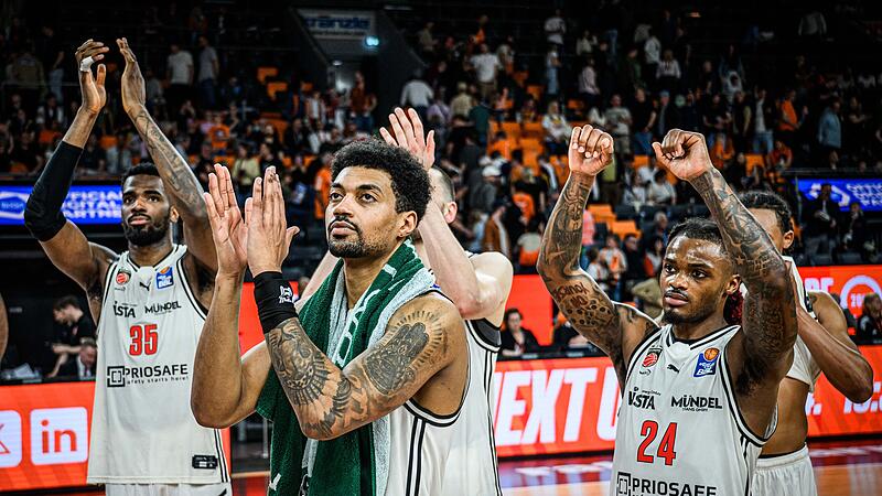 EJ Onu, Ibi Watson und Cobe Williams (von links) bedanken sich f&uuml;r die Unterst&uuml;tzung der mitgereisten Bamberger Fans und bejubeln den 19. Saisonsieg.