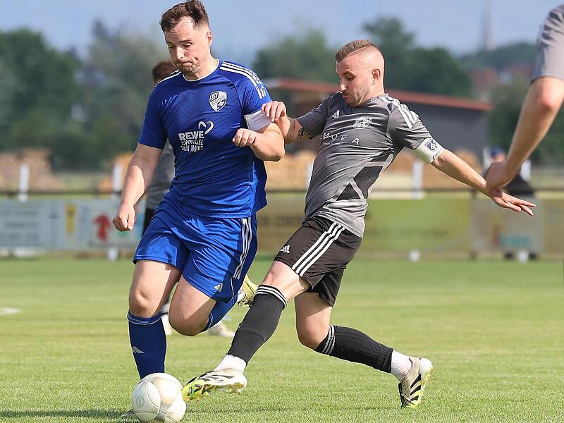 Thomas Munker spitzelt Weisendorfs Bastian Lange  den Ball vom Fu&szlig;. Die Brander zogen letztlich aber den K&uuml;rzeren.Forchheim & Fr&auml;nkische Schweiz