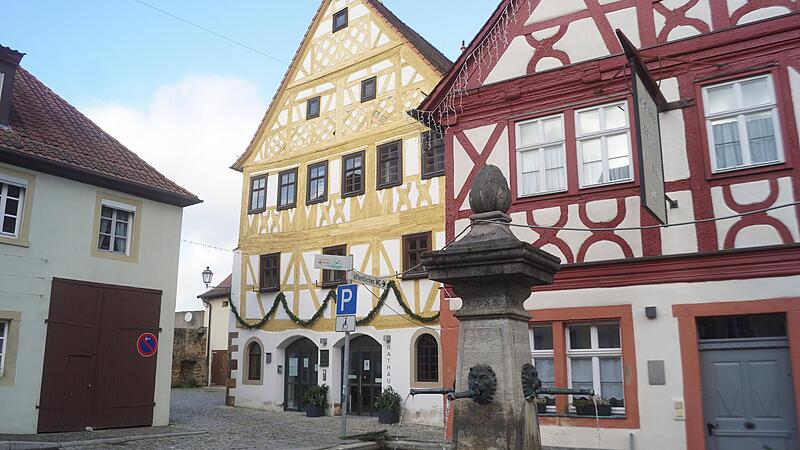 Blick auf das Rathaus (hinten Mitte) in Prichsenstadt, davor der Karlsbrunnen mit Alter Schmiede (rechts). Blick auf das Rathaus (hinten Mitte) in Prichsenstadt, davor der Karlsbrunnen mit Alter Schmiede (rechts).