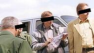 Das Foto entstand am 27. April 2004, als der Angeklagte Hartmut M. (Zweiter von rechts) im Rahmen der Beweisaufnahme durch das Landgericht Bayreuth zum Fundort der Frauenleiche beim Thurnauer Ortsteil H&ouml;rlinreuth gebracht worden war.