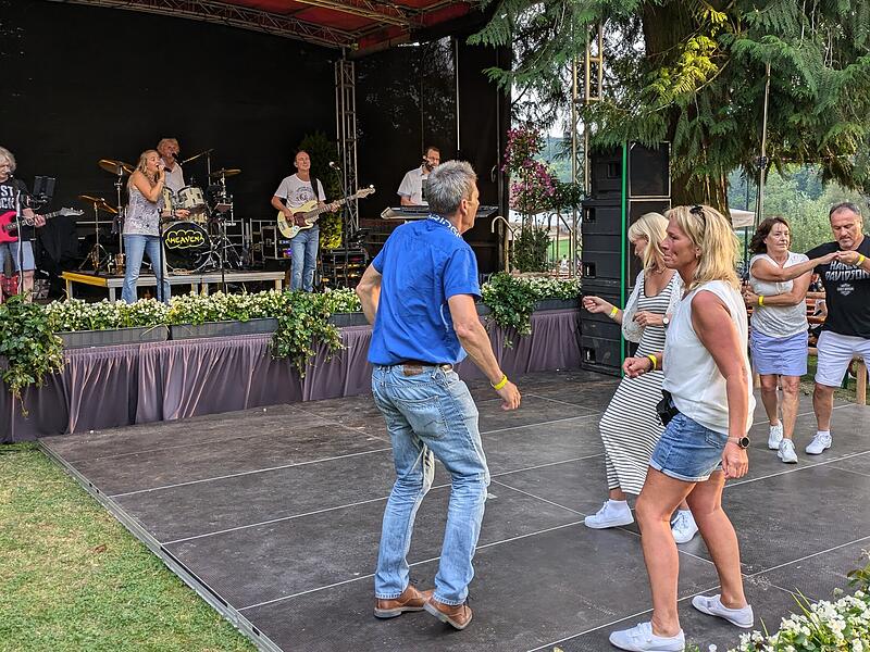 Die Band &bdquo;Heaven&ldquo; lud mit Oldies der 1980er und 1990er Jahre zum Tanz.
