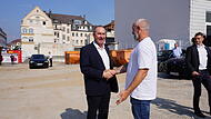 Bayerns Wirtschaftsminister Hubert Aiwanger (links) begrüßt den Investor und Hotelbetreiber Robert Manhardt.