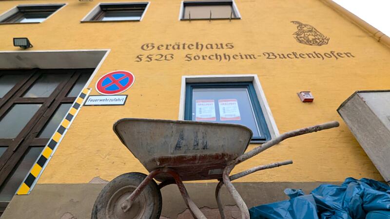 Das Geb&auml;ude der Feuerwehr in Buckenhofen ist alt und viel zu klein. Seit Jahren fordern die Feuerwehrleute Besserung. Auf der B&uuml;rgerversammlung in Buckenhofen gab es nun neue Infos.
