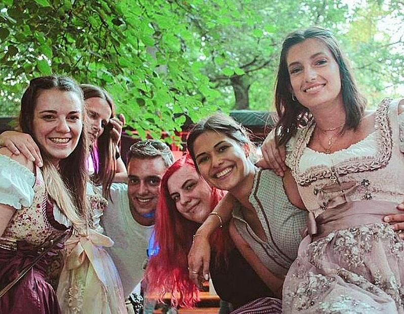 Ob mit deinen Freunden, deiner Familie oder das Bad in der Menschenmenge: Jedes Fotomotiv ist erlaubt – Hauptsache es ist erkennbar, dass es auf dem Annafest aufgenommen wurde.