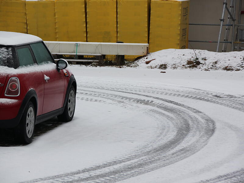 Die Straßen in Hammelburg und der Umgebung sind zum Teil schon mit Schnee und Eis bedeckt. So langsam wird es rutschig.