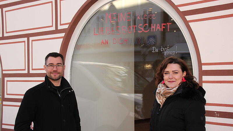 Dennis und Taleka Fielitz vor den Schaufenstern ihres zukünftigen Geschäfts. Aktuell laden Stift und Glasfläche zum Verweilen ein. Später soll das der Glasbläser tun.