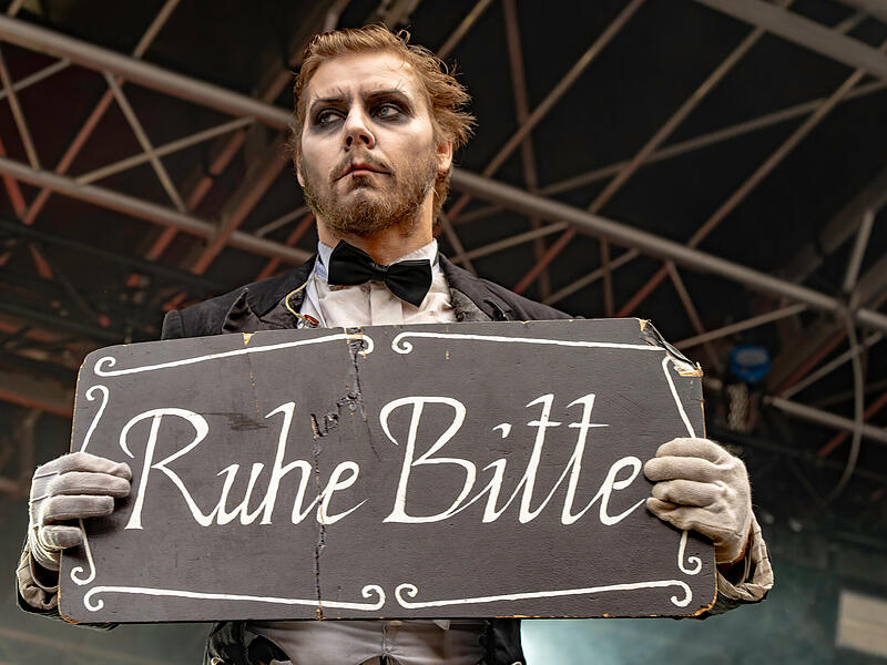 Diener und S&auml;nger Bastille von &bdquo;Coppelius&ldquo; auf der B&uuml;hne beim Schlosshof Festival