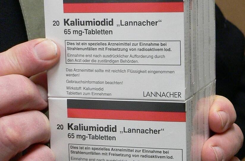 Hochdosiert (im Milligrammbereich) sind die Jodtabletten, die verhindern, dass sich radioaktives Jod in ihrer Schilddrüse anreichert. Sie würden im Ernstfall von den Katastrophenschutzbehörden verteilt werden.