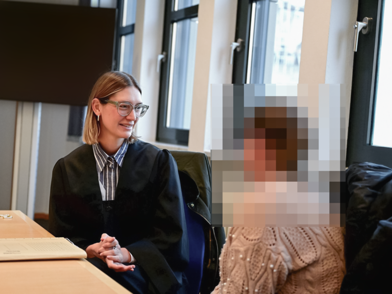 Amtsgericht Bamberg Irrfahrt Innenstadt Drogenhandel Rechtsanwältin Mona Antretter aus Bamberg und die Angeklagte vor Prozessbeginn