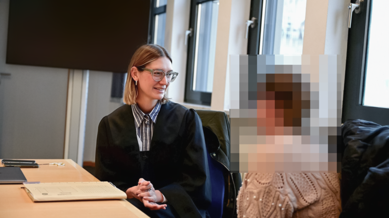 Rechtsanwältin Mona Antretter aus Bamberg und die Angeklagte vor Prozessbeginn