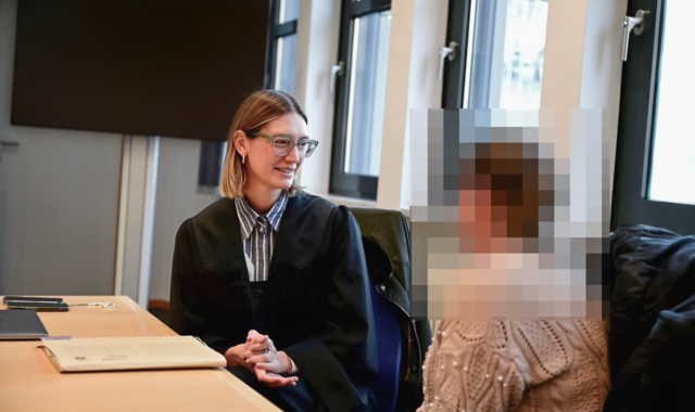 Amtsgericht Bamberg Irrfahrt Innenstadt Drogenhandel Rechtsanwältin Mona Antretter aus Bamberg und die Angeklagte vor Prozessbeginn