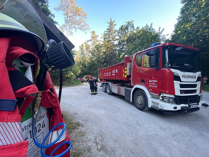 Etwa zehn Ortsfeuerwehren aus dem Landkreis Erlangen-Höchstadt, das Bayerische Rote Kreuz und die Bergwacht waren bei dem Einsatz im Waldgebiet bei Baiersdorf vor Ort. Etwa zehn Ortsfeuerwehren aus dem Landkreis Erlangen-Höchstadt, das Bayerischer Rote Kreuz und die Bergwacht waren bei dem Einsatz im Waldgebiet bei Baiersdorf vor Ort.