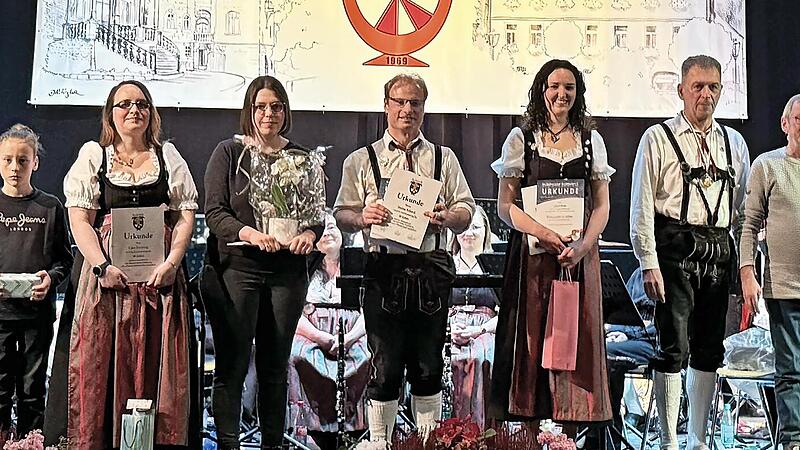 Unser Bild zeigt (von links): Amelie Schad, Elias Bretscher, Dominik Hauch, Caro, Viola Dotzel, Stefan Erhard, Lea Frank, Oliver Gleichmann, Hubert Klopf, Vorsitzende Simone Schad, Dominik Sitter (NBMB) und Vorsitzenden Michael Schraut. Unser Bild zeigt (von links): Amelie Schad, Elias Bretscher, Dominik Hauch, Caro, Viola Dotzel, Stefan Erhard, Lea Frank, Oliver Gleichmann, Hubert Klopf, Vorsitzende Simone Schad, Dominik Sitter (NBMB) und Vorsitzenden Michael Schraut.