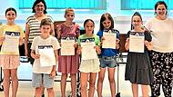 Die erfolgreichen Pr&uuml;flinge mit Juniorpr&uuml;ferin Jasmin Pohl (links) und Fachpr&uuml;ferin Katrin Repper (rechts).Verein