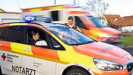 Das Notarztteam der Rettungswache in Volkach (Archivbild) macht sich bereit f&uuml;r einen Einsatz.
