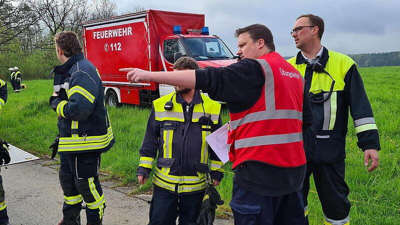 Übungsleiter Thomas Glas teilt seine Leute ein.Forchheim & Fränkische Schweiz Übungsleiter Thomas Glas teilt seine Leute ein.Forchheim & Fränkische Schweiz