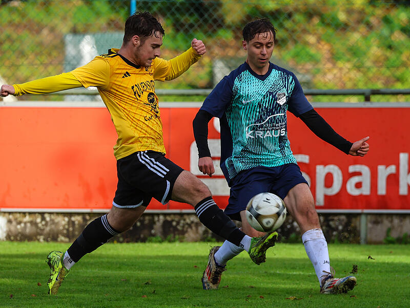 Der Küpser Luca Gerke (gelb) versucht noch mit einem langen Bein an den Ball zu kommen, kann aber die Flanke von Luis See von der SG Steinbach/Hirschfeld nicht verhindern.