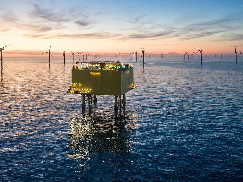 Siemens Energy ForchheimForchheim & Fränkische Schweiz Tausende Tonnen schwer und vollgestopft mit sensibler Hochtechnologie: Für solche Konverter, quasi Umspannwerke auf See, wie hier vor Borkum entwickelt Siemens Energy die Leittechnik.