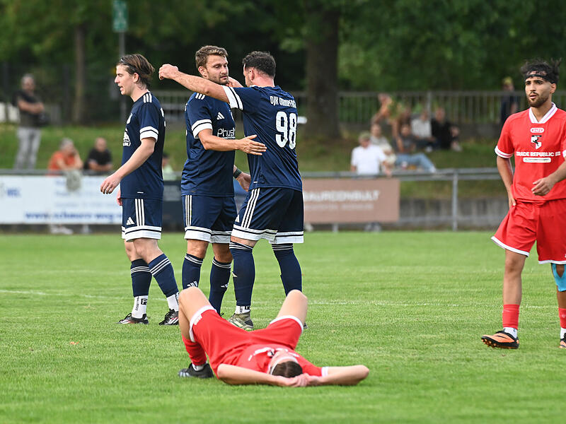 Der Dampfacher Sabir Osmanaj (Nr. 98) umarmt Dominik Halbig nach dessen zweiten Tor.