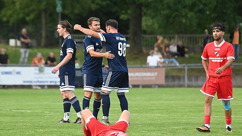 Der Dampfacher Sabir Osmanaj (Nr. 98) umarmt Dominik Halbig nach dessen zweiten Tor.