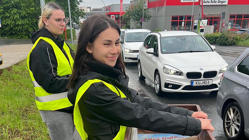 Die Auszubildenden und Mitarbeiter der Bäckerei Dumler verteilten an alle, die bei Rot halten mussten, Tüten mit verschiedenen Sorten Brot.