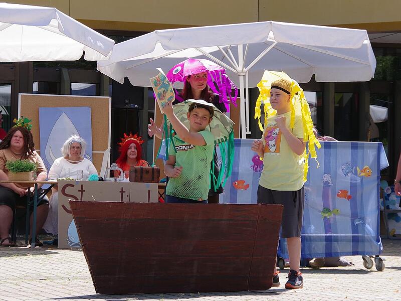 Die Kinder und Jugendlichen der Lebenshilfe lie&szlig;en ihr Publikum in die faszinierende Welt des Wassers eintauchen.Sommerfest der Lebenshilfe